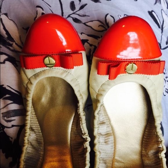 Tahari Two-tone Scrunched Ballet Flats with a Bow - Picture 5 of 8